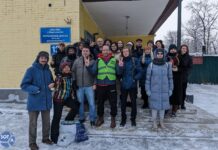 Журналист Евгений Куракин с группой поддержки у спецприемника