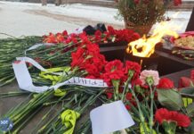 В Петербурге жены мобилизованных возложили цветы к Вечному огню