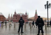 22-летний житель Москвы напал на полицейских у Красной площади, выкрикивая «фразы в поддержку Украины»