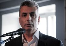 Силовики пришли с обыском не только к Льву Шлосбергу, но и к его 95-летнему отцу. Самого политика отпустили после допроса