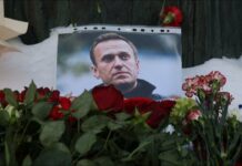 «Маски сброшены»: о чем говорят у мемориала памяти Алексея Навального в Перми