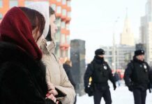 «Все притихли». Что думают москвичи об убийстве Навального