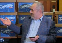 Борис Надеждин приехал в ЦИК. За ним коробки со 105 тысячами подписей в поддержку его кандидатуры
