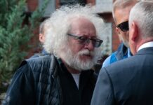 Алексея Венедиктова оштрафовали на 45 тысяч рублей за немаркировку телеграм-опросов в своем канале, передает наш корреспондент из зала суда