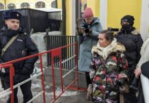 Жены мобилизованных пришли к зданию ОВД «Китай-город» чтобы поспособствовать освобождению задержанных журналистов, которые освещали акцию «500 дней мобилизации» в Александровском саду