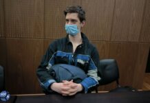 Активиста, задержанного на субботней акции жен мобилизованных, отпустили на свободу, отложив заседание