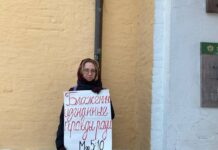 Активисток, выступивших в поддержку опального антивоенного священника с цитатой из Евангелия, прогнали от стен храма церковнослужители