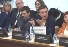 Новосибирский «депутат-иноагент» работает горсовете с табличкой об иноагентском статусе