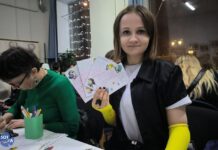 В московском «Открытом пространстве» подписали открытки именинникам марта