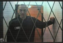 Лечивший Алексея Навального врач сомневается, что политик умер от разрыва тромба