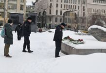 В Москве после новости о предполагаемой смерти Навального несут цветы к Соловецкому камню. На месте уже работает полиция — цветы подвергаются внимательной визуальной экспертизе