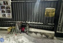 Мемориал памяти Алексея Навального появился у российского посольства в Алматы