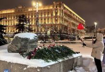 «Убирайте их оттуда, зачищаем», — полицейские на акции памяти Алексея Навального в Москве