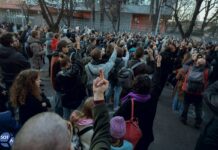 У посольства Российской Федерации в Белграде собрались протестующие, они возложили цветы в память об Алексее Навальном. Некоторые показали дипломатическому представительству международно известный неприличный жест