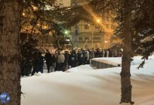 Очередь из желающих возложить цветы к «Стене скорби» в Москве по случаю гибели Алексея Навального