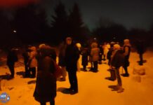 В Новосибирске после сообщения о смерти Навального возле мемориала жертвам политических репрессий собралось несколько десятков человек