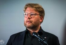 «Огромная человеческая трагедия»: глава «Яблока» Николай Рыбаков и экономист Владислав Иноземцев о смерти Алексея Навального