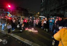 Скорбящие жители Страсбурга выложили мемориалы из цветов и свечей на улицах города в память об Алексее Навальном