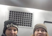 В Москве у Соловецкого камня задержали двоих пикетчиков, сообщают SOTAvision сами задержанные