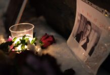 «А мы не сдадимся»: акции в память об Алексее Навальном в Москве