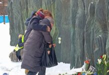 Стена плача в Москве. Второй день подряд люди несут цветы в память об убитом в колонии Алексее Навальном