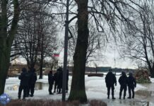 Более 340 человек задержаны у стихийных мемориалов памяти Алексея Навального, 230 из них задержали сегодня — ОВД-Инфо