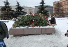 Цветы для Алексея Навального на «Соловецком камне» в Москве