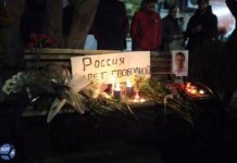 Мемориал памяти Алексея Навального появился в армянском Гюмри у российского консульства