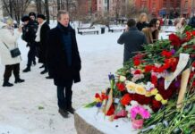 В Москве посол Великобритании Найджел Кейси возложил цветы к Соловецкому камню