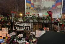 В Ереване люди приносят цветы к стихийному мемориалу напротив посольства России