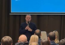 «Можно придерживаться любых политических взглядов, но когда в России в тюрьмах умирают молодые и сильные люди — это трагедия», — кандидат в президенты Владислав Даванков прокомментировал смерть Алексея Навального