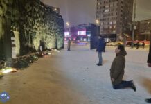 К Стене Скорби в Москве продолжают приходить люди. Полиция сняла оцепление и не мешает возлагать цветы. Некоторых пришедших просят удалять фотографии