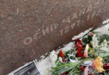 С цветами для Алексея Навального в Воронеже воюют коммунальщики, люди в масках и полицейские