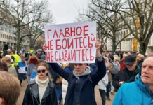 «Он убит, а мы живы! Не сдавайтесь»: акция памяти Алексея Навального в Берлине