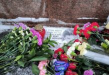 Люди продолжают нести цветы к разрушенному силовиками мемориалу на Немцовом мосту