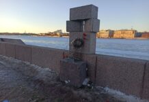 «Все вопросы — в пресслужбу МВД». Неизвестные в штатском унесли цветы с памятника политически репрессированным на Воскресенской набережной в Петербурге