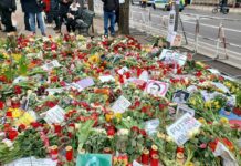 «Остановите Путина!». Акция памяти Алексея Навального в Берлине