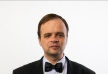 Юриста из Петербурга Олега Филатчева арестовали на 10 суток после попытки возложить цветы к стихийному мемориалу Алексея Навального. В спецприемнике он объявил сухую голодовку