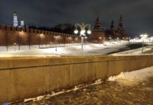 Силовики вторую ночь подряд разрушают мемориал на «Немцовом мосту»