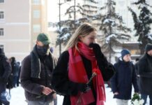 В десятках городов России людей задерживали за возложение цветов у памятников жертв политическим репрессиям