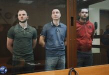 К 6 годам колонии приговорили троих активистов «СтопХама» по обвинению в нападении на силовиков спецназа, передает наш корреспондент из зала суда