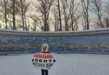 Задержанных в Архангельске пикетчицу Ольгу Кузнецову и фотографировавшую ее Нину Щербакову отпустили без протокола после дачи объяснений