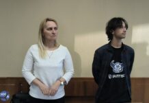 «Навальный ваш родственник или кто?!» — судья Щербинского суда Москвы назначила 15 суток ареста Набиюлле Балабекову, задержанному с плакатом у «Стены скорби»