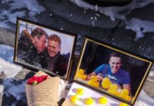 Уфа. Мемориал Алексею Навальному. Люди несут цветы не только от себя, но и от имени тех, кто этого сделать не может — Ильи Яшина и Лилии Чанышевой