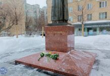 Цветы у памятника Лесе Украинке в Москве. Люди выражают скорбь в связи с наступлением второй годовщины полномасштабного российского вторжения в Украину