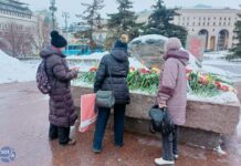 Цветы в память об Алексее Навальном на девятый день после его смерти. Москва, Соловецкий камень