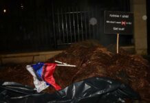 Под Варшавой активисты вывалили две тонны навоза у резиденции российского посла