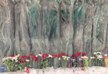 В Москве люди продолжают нести цветы к «Стене Скорби» на девятый день после смерти Алексея Навального