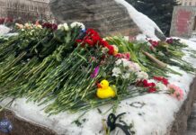 Соловецкий камень в Москве. Среди цветов кто-то положил резинового утенка — символ «навальнистских» протестов 2017 года