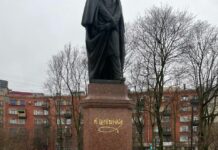 Полиция заклеила черным пакетом листовку со стихотворением Тараса Шевченко